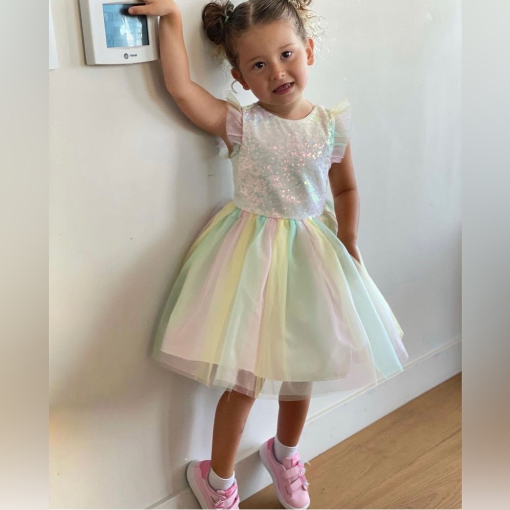 Toddler dress as seen on pictures. This fit my 3 year old perfectly